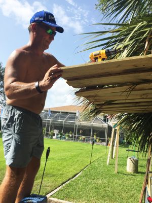 DIY Pallet Tiki Bar